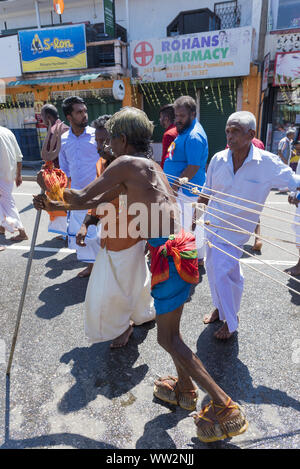 Pusellawa, Sri Lanka, 12 marzo 2019:festival indù di Thaipusam - body piercing rituali sotto la luna di sangue. Devoto a sfilare attraverso la città, walki Foto Stock