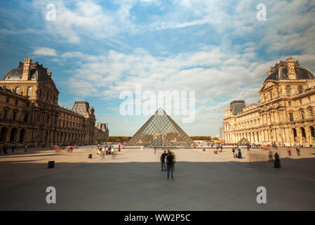 Vista del museo del Louvre e la piramide di vetro con i turisti Foto Stock