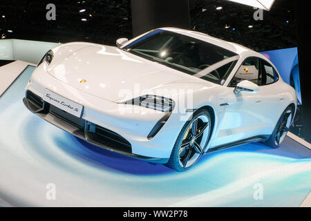 Porsche auto elettrica TYCAN TURBO su IAA 2019 Salone internazionale dell'automobile, Frankfurt am Main, Germania Foto Stock