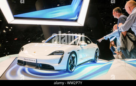 Porsche auto elettrica TYCAN TURBO su IAA 2019 Salone internazionale dell'automobile, Frankfurt am Main, Germania Foto Stock