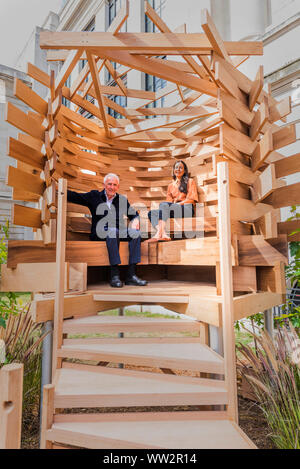 Londra, Regno Unito. Xii Sep 2019. Sir John Sorrell CBE, Presidente del London Design Festival ha commissionato Giulietta Quintero (entrambi nella foto) di Dallas-Pierce-Quintero, per creare un posto di vedetta per il giardino. Essa è conformata come un nido e contribuirà a creare uno spazio di contemplazione e di riflessione. Le tavole di quercia rossa sono stati termicamente modificato per rendere il pezzo più resistente per uso esterno e il pezzo era strutturalmente progettato da Arup. Credito: Guy Bell/Alamy Live News Foto Stock