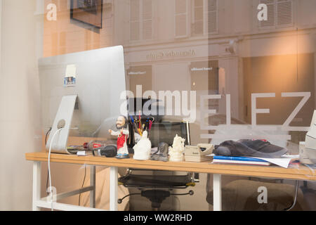Parigi, Francia - 30 AGO 2019: Apple Imac sul tavolo emty office workplace, visto dalla strada nel settimo arrondissement di Parigi. Foto Stock