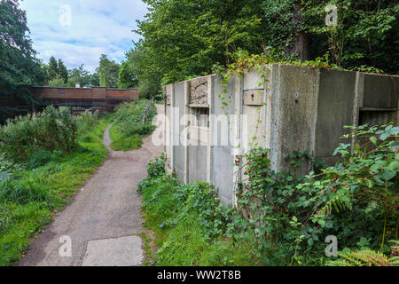 Durante la Seconda guerra mondiale lo stent prefabbricato in scatola di pillole FW3/26 Bullet Proof Design sulle rive del Basingstoke Canal in Brookwood, Woking, Surrey, Inghilterra sudorientale, REGNO UNITO Foto Stock