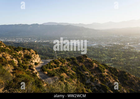 La mattina presto vista di Glendale e la Valle di San Fernando in Los Angeles, California. Colpo da Griffith Park. Foto Stock