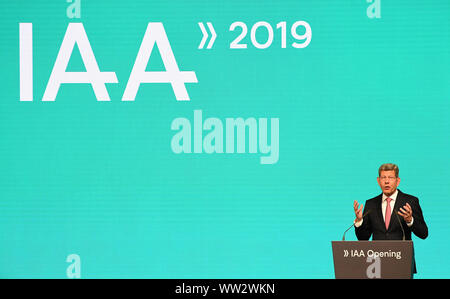 Francoforte, Germania. Xii Sep, 2019. Presidente dell'Associazione tedesca dell'industria automobilistica Bernhard Matte risolve la cerimonia di apertura della International Motor Show (IAA) 2019 a Francoforte in Germania, Sett. 12, 2019. La Germania International Motor Show (IAA) 2019 aperto ufficialmente giovedì a Francoforte, con una discussione sul futuro della mobilità da rappresentanti degli operatori del settore e i responsabili di governo. Credito: Lu Yang/Xinhua/Alamy Live News Foto Stock