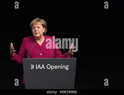 Francoforte, Germania. Xii Sep, 2019. Il cancelliere tedesco Angela Merkel risolve la cerimonia di apertura della International Motor Show (IAA) 2019 a Francoforte in Germania, Sett. 12, 2019. La Germania International Motor Show (IAA) 2019 aperto ufficialmente giovedì a Francoforte, con una discussione sul futuro della mobilità da rappresentanti degli operatori del settore e i responsabili di governo. Credito: Lu Yang/Xinhua/Alamy Live News Foto Stock