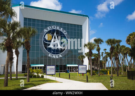 Esterno di Apollo Saturn V sala espositiva presso la NASA Kennedy Space Center, Florida Foto Stock