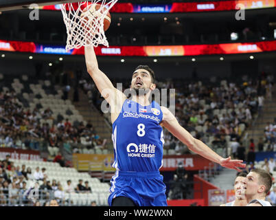 Shanghai, Cina. Xii Sep, 2019. Tomas Satoransky della Repubblica ceca schiacciate durante i giochi di classificazione 5-8 tra la Polonia e la Repubblica ceca al 2019 FIBA World Cup a Shanghai in Cina orientale, Sett. 12, 2019. Credito: Ding Ting/Xinhua/Alamy Live News Foto Stock