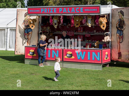 Fiera di stallo, con riprese a pistola per vincere i premi, Delapre Abbey, Northampton, Regno Unito Foto Stock