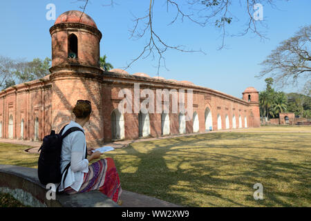 Turista nella città-moschea di Bagerhat è un sito Patrimonio Mondiale dell'UNESCO, sessanta moschea a cupola o Shait Gumbad moschea, Bangladesh Foto Stock