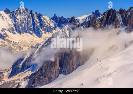 La funivia del ghiacciaio visto dal Glacier du Geant Foto Stock