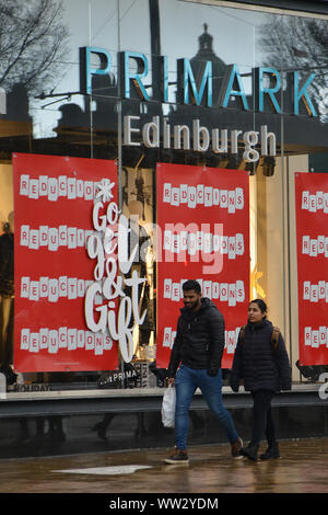 Boxing Day Sales get in corso come acquirenti su Princes Street di Edimburgo, Scozia, Regno Unito a caccia di un affare. Foto Stock