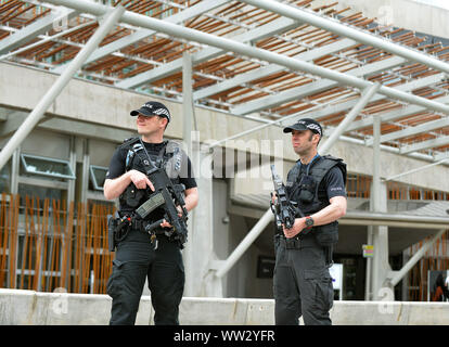 JON SAVAGE FOTOGRAFIA 24MAGGIO 2017 poliziotti armati pattugliano il parlamento scozzese di Edimburgo come la sicurezza è aumentato in tutta la città. Foto Stock