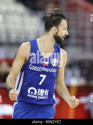 Shanghai, Cina. Xii Sep, 2019. Vojtech Hruban della Repubblica ceca celebra durante i giochi di classificazione 5-8 tra la Polonia e la Repubblica ceca al 2019 FIBA World Cup a Shanghai in Cina orientale, Sett. 12, 2019. Credito: Ding Ting/Xinhua/Alamy Live News Foto Stock