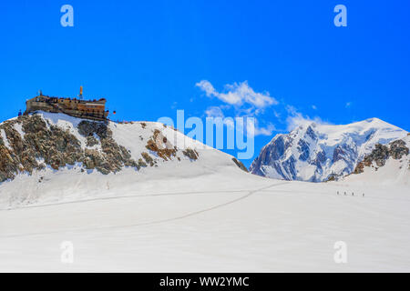 Vista di Punta Helbronner e il massiccio del Monte Bianco come si vede dal Glacier du Geant Foto Stock