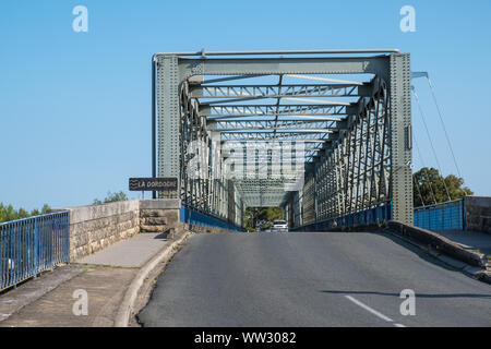 La scatola di acciaio Traliccio ponte sopra il fiume Dordogna in Branne, Gironde, Francia Foto Stock