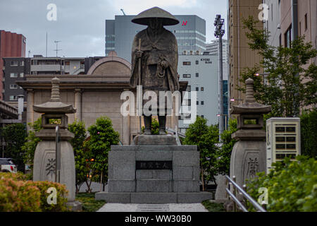 Shinran Shonin statua a Tokyo Foto Stock