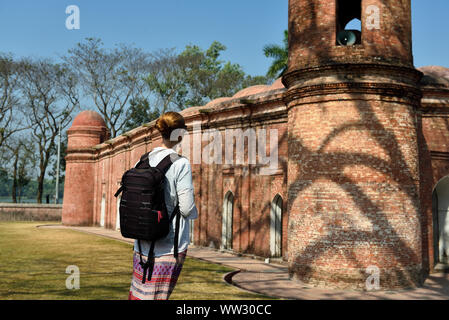 Turista nella città-moschea di Bagerhat è un sito Patrimonio Mondiale dell'UNESCO, sessanta moschea a cupola o Shait Gumbad moschea, Bangladesh Foto Stock