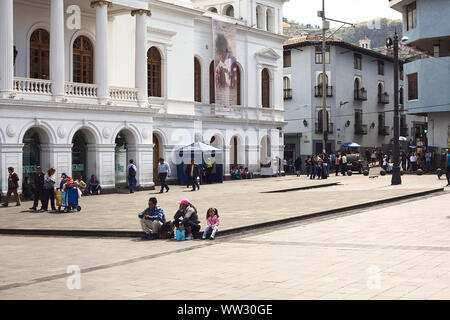 QUITO, ECUADOR - Agosto 4, 2014: Unidentified gente seduta e camminare su Plaza del Teatro (Piazza Teatro) davanti al Teatro Sucre Foto Stock