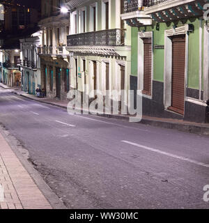 QUITO, ECUADOR - Agosto 8, 2014: Venezuela street nel centro storico della città Fotografato di notte il 8 agosto 2014 a Quito, Ecuador. Foto Stock