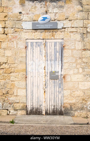 Comunità ufficio postale o postale di agenzia in un antico edificio di pietra in cima, villaggio di Pujols nella Gironda regione del sud-ovest della Francia Foto Stock