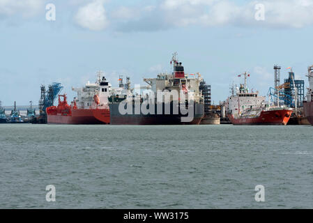 Southampton, Inghilterra, Regno Unito. Settembre 2019. Navi cisterna a fianco e lo scarico di un carico di carburante alla raffineria Fawley su acqua di Southampton, Regno Unito Foto Stock