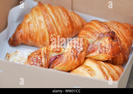 Croissant e pancetta di torsione o bastoncini di pane in cassetta Foto Stock