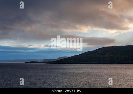 Un mare tranquillo: Havøysund, Måsøy, Finnmark, nel nord della Norvegia Foto Stock