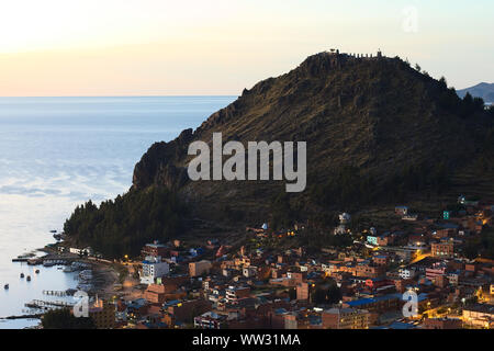 COPACABANA, BOLIVIA - Ottobre 24, 2014: vista poco dopo il tramonto la piccola cittadina turistica di Copacabana e il Lago Titicaca Foto Stock