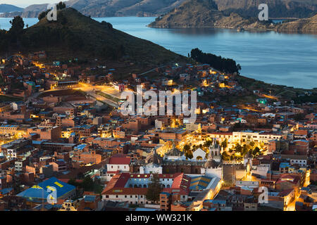 COPACABANA, BOLIVIA - Ottobre 24, 2014: vista poco dopo il tramonto la piccola cittadina turistica di Copacabana e il Lago Titicaca Foto Stock