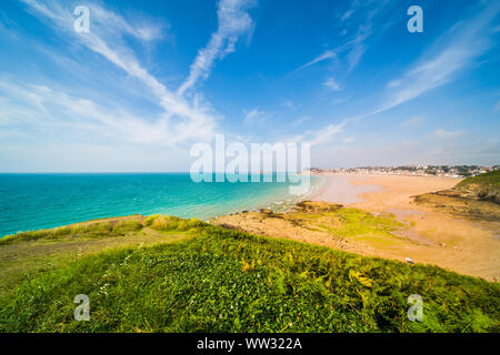 Blu Turchese Costa Atlantica e Spiaggia di Pléneuf-Val-André in Bretagna Francia su una soleggiata giornata estiva Foto Stock