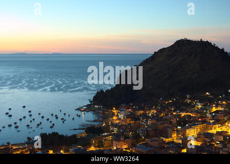 COPACABANA, BOLIVIA - Ottobre 24, 2014: vista poco dopo il tramonto la piccola cittadina turistica di Copacabana e il Lago Titicaca Foto Stock