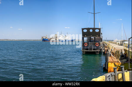 Odessa, Ucraina - 04.20.2019. Il piacere del pirata nave al molo del porto di Odessa a inizio primavera Foto Stock