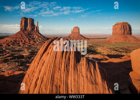 La luce del tramonto colpisce l'iconica formazioni rocciose nella Monument Valley, AZ Foto Stock