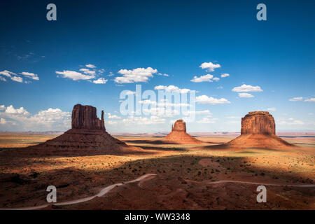 Le ombre cadono attraverso l'iconica formazioni di pietra a Monument Valley, AZ Foto Stock
