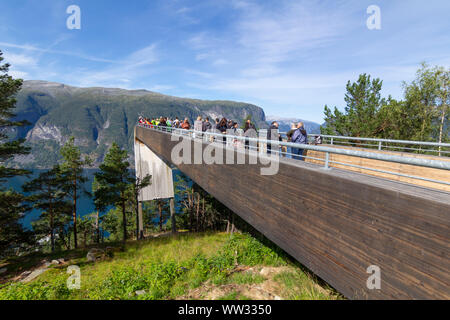 Le persone che ricercano Aurlandsfjord dalla parte superiore del punto di vista Stegastein piattaforma, una moderna architettura lookout con maje Foto Stock