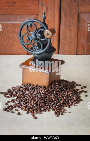 Manuale macinino da caffè nero con i chicchi di caffè Foto Stock