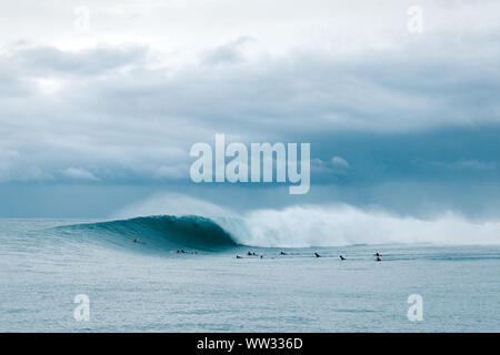 Pesante rottura d'onda prima della tempesta nelle isole mentawai Foto Stock