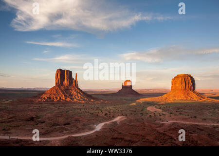 La luce del tramonto colpisce l'iconica formazioni rocciose nella Monument Valley, AZ Foto Stock