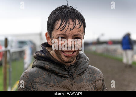 Kendal, Cumbria, Regno Unito. Xii Sep 2019. Le condizioni meteo didnt smorzare gli spiriti di tutti l'Westmorland County show, Kendal Cumbria, come questo fanciullo ha dimostrato, godendo di una diapositiva di fango. Non è certo che i suoi genitori ci è piaciuto tanto quanto ha fatto! Credito: Wayne HUTCHINSON/Alamy Live News Foto Stock