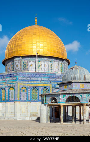 Israele, distretto di Gerusalemme, Gerusalemme. Cupola della roccia e la cupola della catena sul Monte del Tempio. Foto Stock