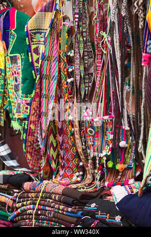 LA PAZ, BOLIVIA - Novembre 10, 2014: sacchetti colorati, cinghie e tessuti a un cavalletto lungo la strada nel centro della città su Novembre 10, 2014 a La Paz Foto Stock