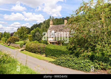 Un cottage accanto alla corsia nel villaggio Costwold di Buckland, GLOUCESTERSHIRE REGNO UNITO Foto Stock