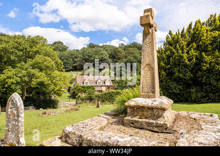 Victorian Celtic sagrato croce su una base medievale nel sagrato della chiesa di St Michaels chiesa nel villaggio Costwold di Buckland, GLOUCESTERSHIRE REGNO UNITO Foto Stock