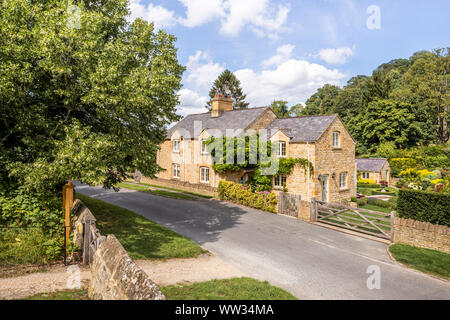 Cottage in pietra accanto al lane nel villaggio Costwold di Buckland, GLOUCESTERSHIRE REGNO UNITO Foto Stock