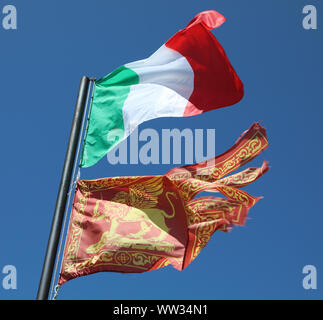 Due bandiera sul vento uno italiano e uno della Regione Veneto in Italia settentrionale Foto Stock