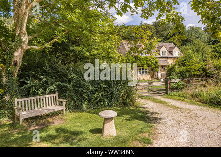 Un cottage in pietra accanto al lane nel villaggio Costwold di Buckland, GLOUCESTERSHIRE REGNO UNITO Foto Stock