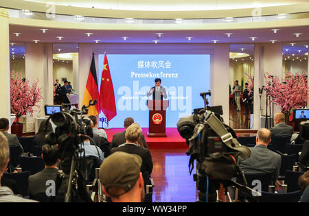 Berlino, Germania. Undicesimo Sep, 2019. Ambasciatore cinese in Germania Wu Ken partecipa a una conferenza stampa presso l'ambasciata cinese a Berlino, capitale della Germania, Sett. 11, 2019. Wu ha condannato qui il mercoledì alcuni politici tedeschi' spostare di trattamento di Hong Kong Giosuè separatista Wong Chi-fung come la loro valutazione, e li ha invitati a smettere di interferire affari di Hong Kong. Credito: Shan Yuqi/Xinhua/Alamy Live News Foto Stock