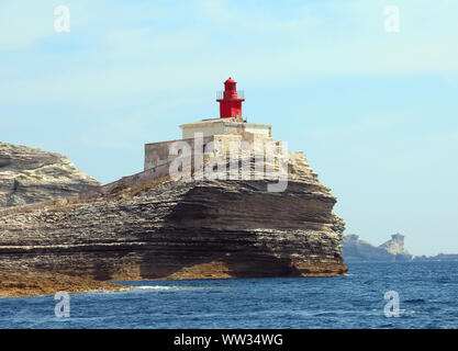 Faro rosso vicino alla città di Bonifacio in Corsica isola francese nel Mar Mediterraneo in Europa Foto Stock