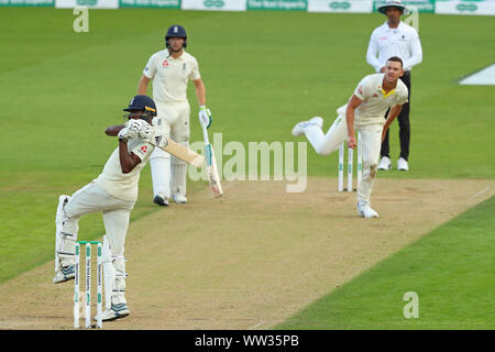 Londra, Regno Unito. Xii Sep, 2019. Jofra Archer di Inghilterra colpisce la palla per quattro corre off il bowling di Josh Hazlewood di Australia durante il primo giorno del quinto Specsavers Ceneri Test Match, alla Kia Oval Cricket Ground, London, England. Credito: ESPA/Alamy Live News Foto Stock